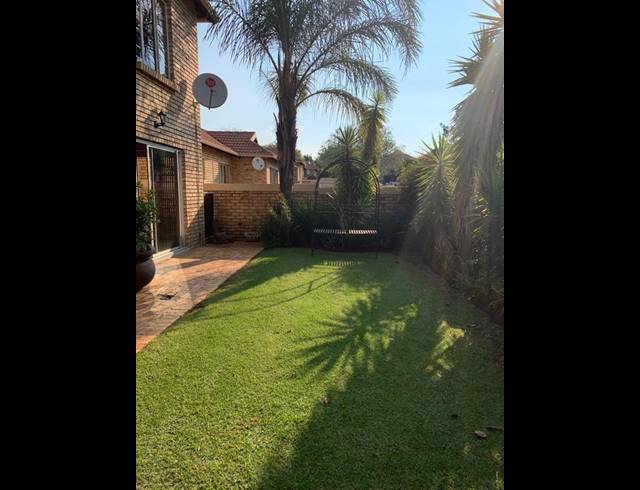 3 BEDROOM TOWNHOUSE FOR SALE IN HEUWELSIG ESTATE